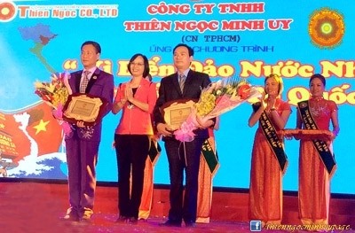Phó Bí thư Thường trực Quận ủy quận 6 tặng hoa lãnh đạo Công ty Thiên Ngọc Minh Uy.
